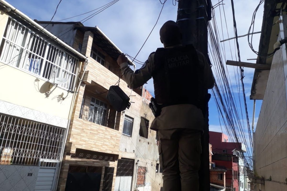 Polícia Militar desmonta câmera instalada por traficantes em Tancredo Neves