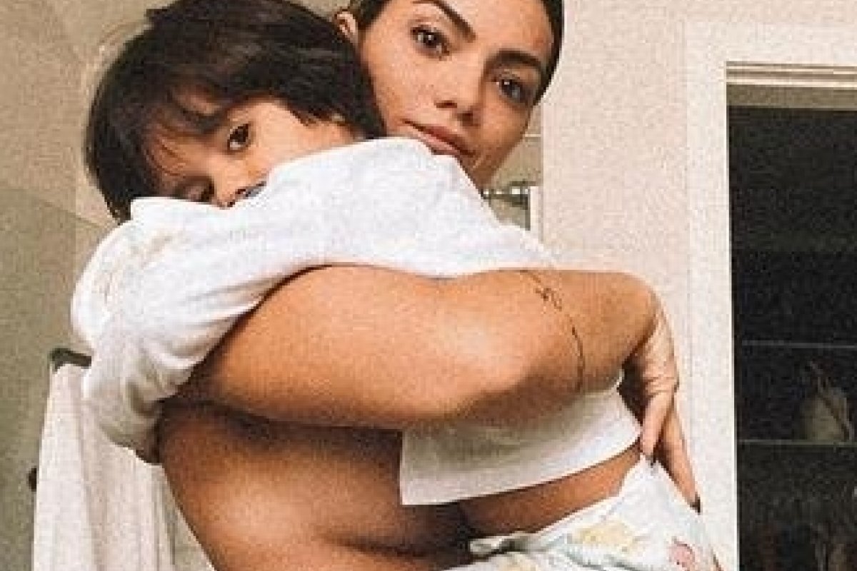 Kelly Key agita a web ao surgir completamente nua em clique com o filho e desabafa