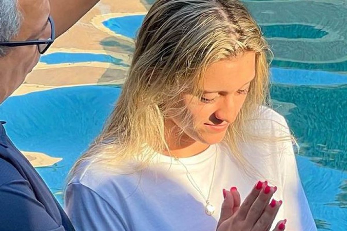 Filha de Gugu se batiza em Igreja Evangélica
