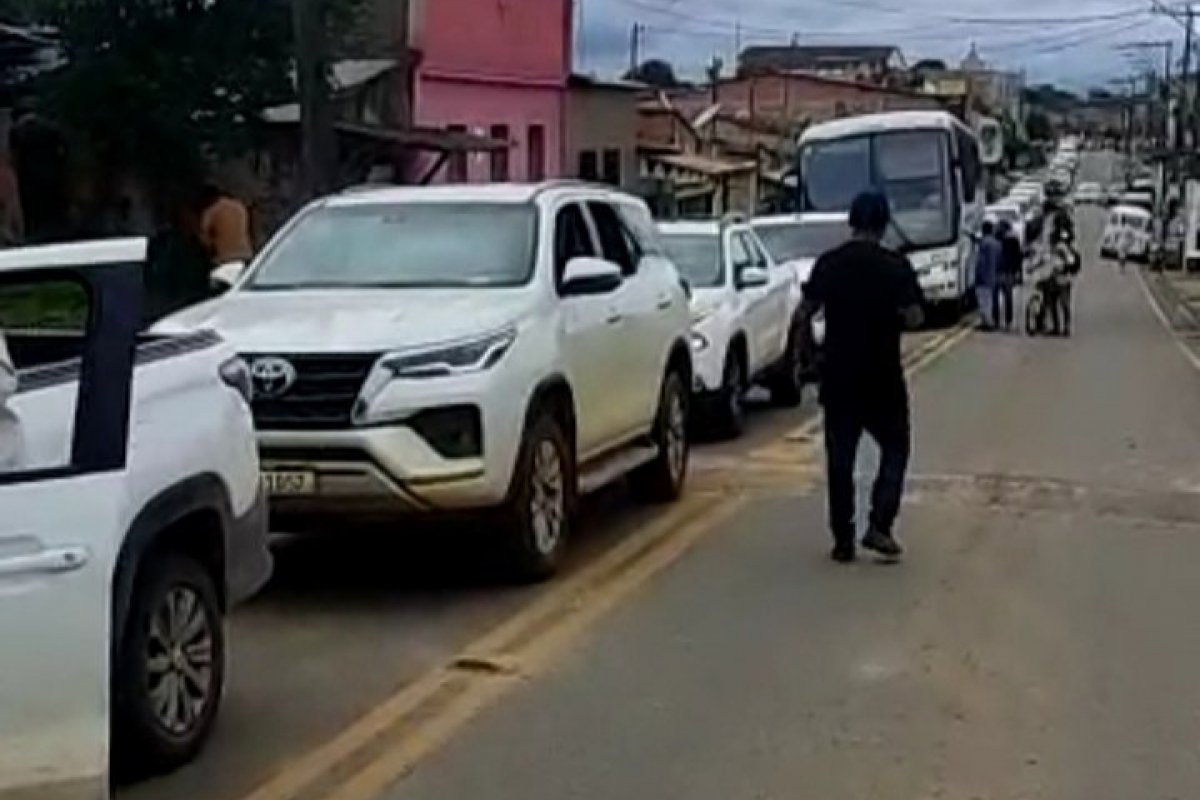 Vídeo: fazendeiros interceptam ônibus do MST que estaria a caminho de invasão em fazenda no interior da Bahia