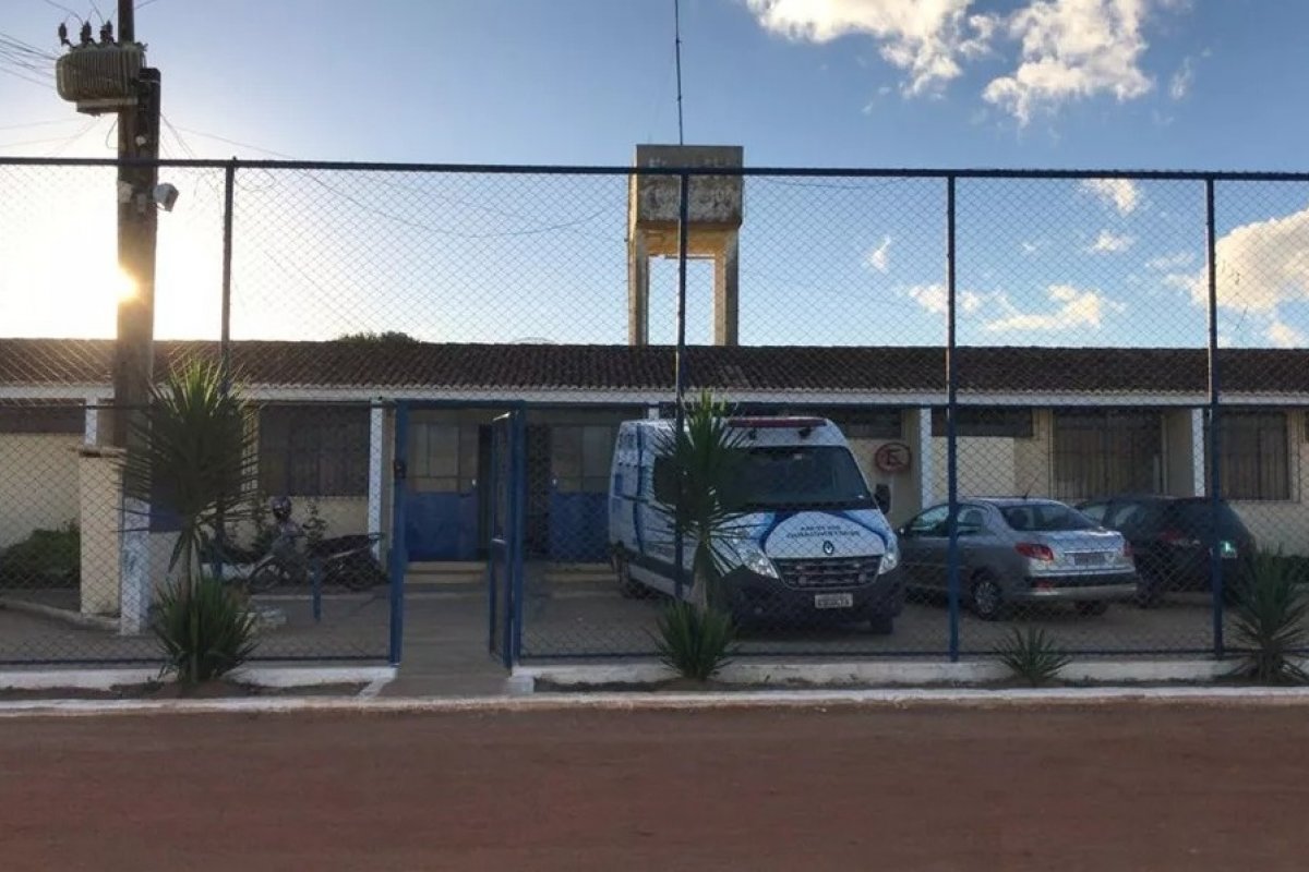 Mulher é presa por injúria racial após chamar funcionário de bar de 'macaco'