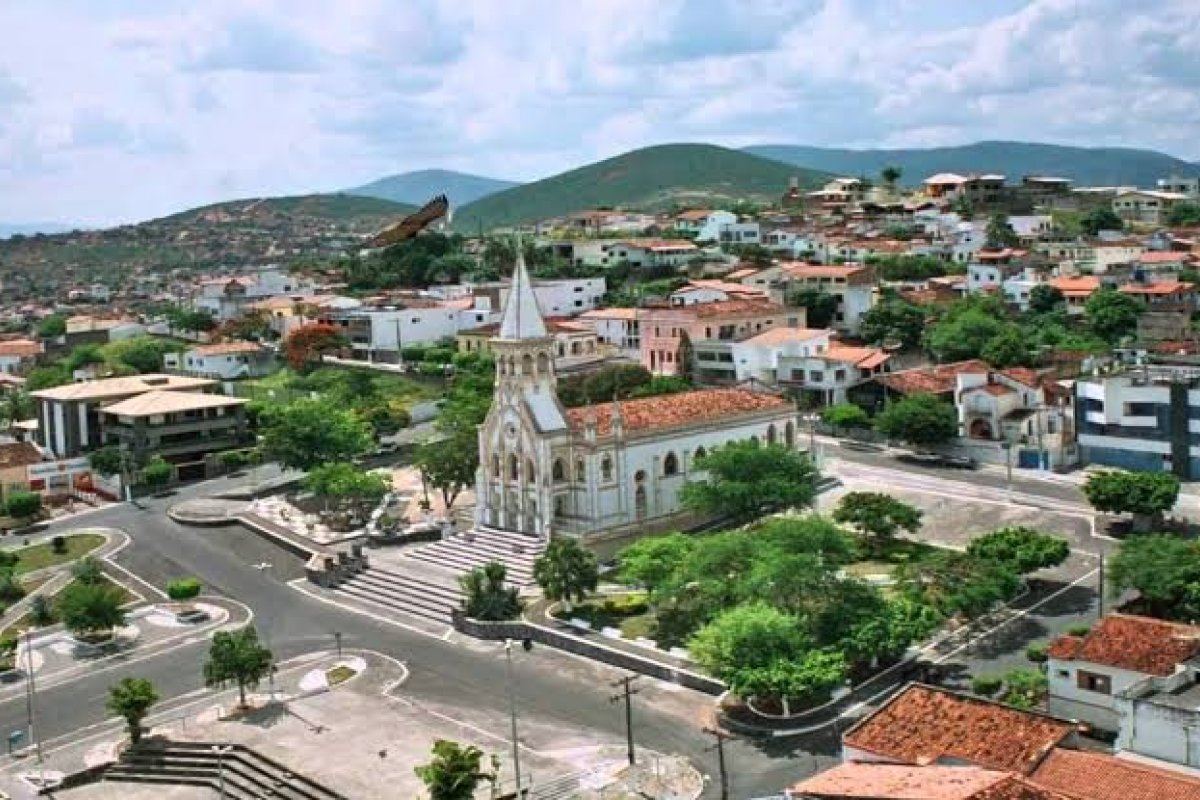 Recém-nascido é abandonado com cordão umbilical em Jequié (BA)