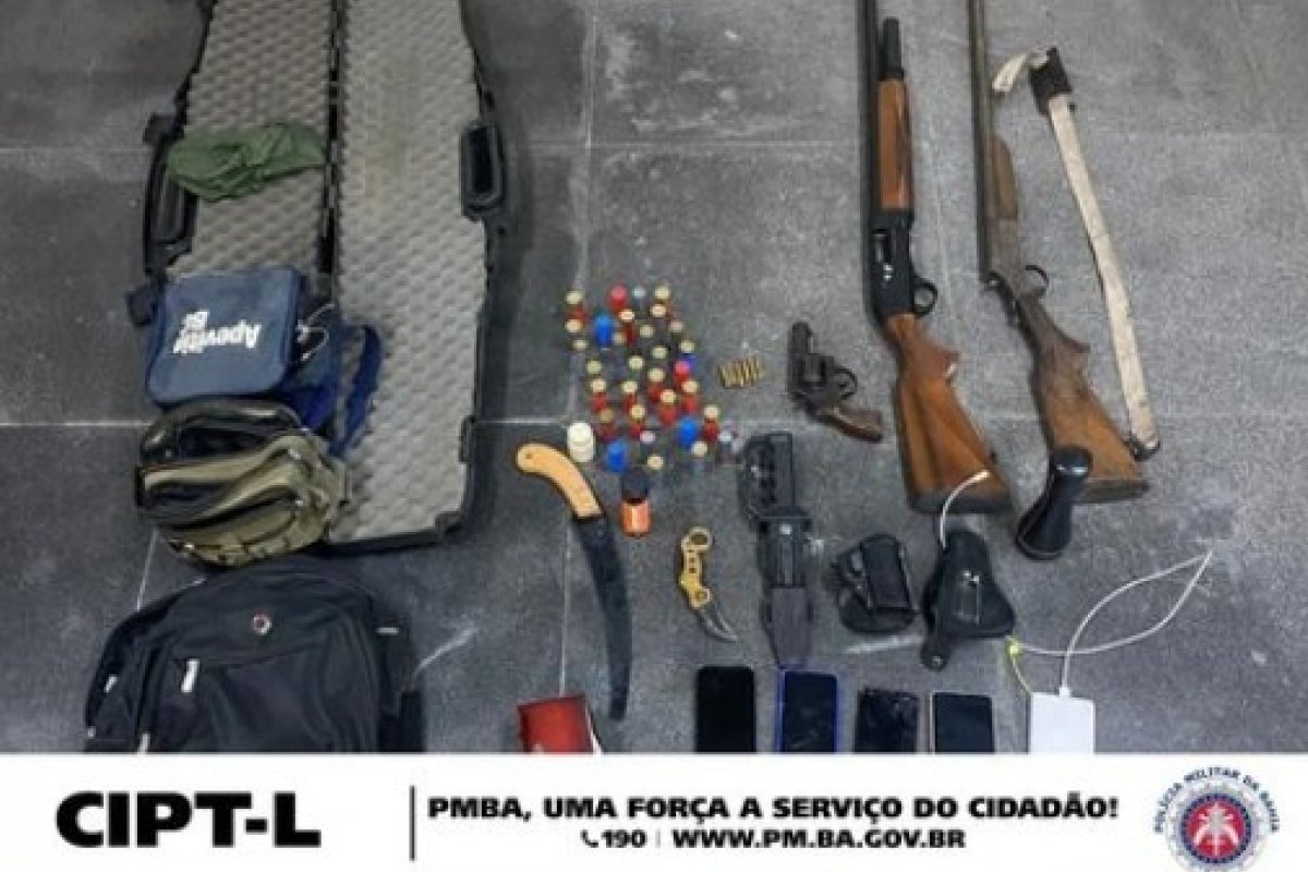 Dois homens armados são flagrados por policiais militares