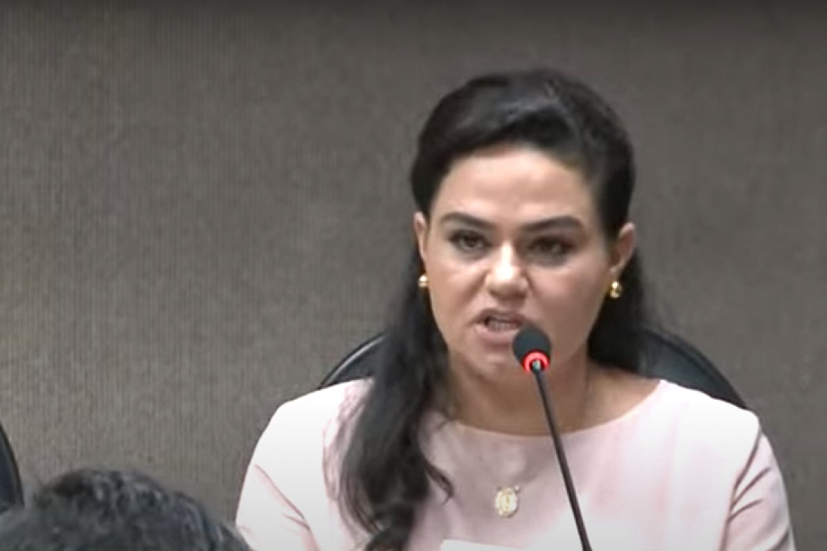 ‘Me despi de bandeira partidária’, diz Aline Peixoto em sabatina na Alba