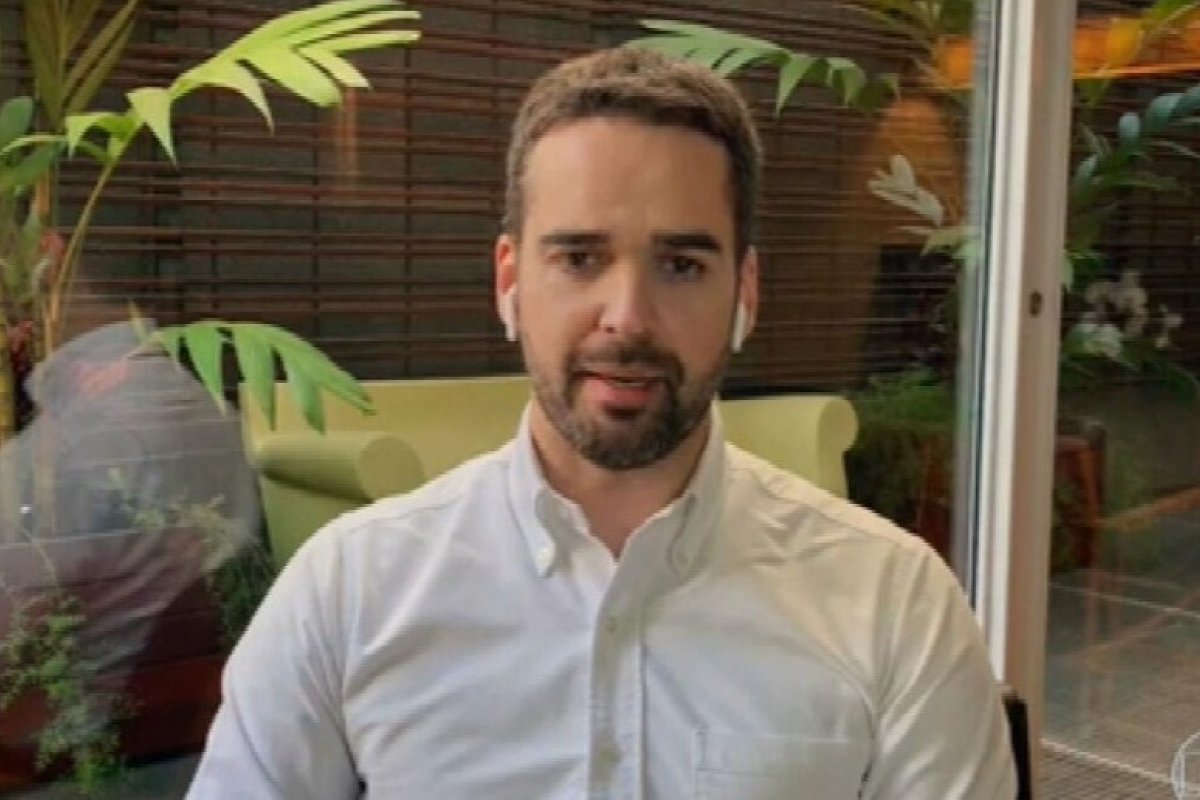 'Dei aquele abraço no Gilberto Gil simbolicamente a todo os baianos', diz Eduardo Leite ao pedir desculpas por falas de vereador