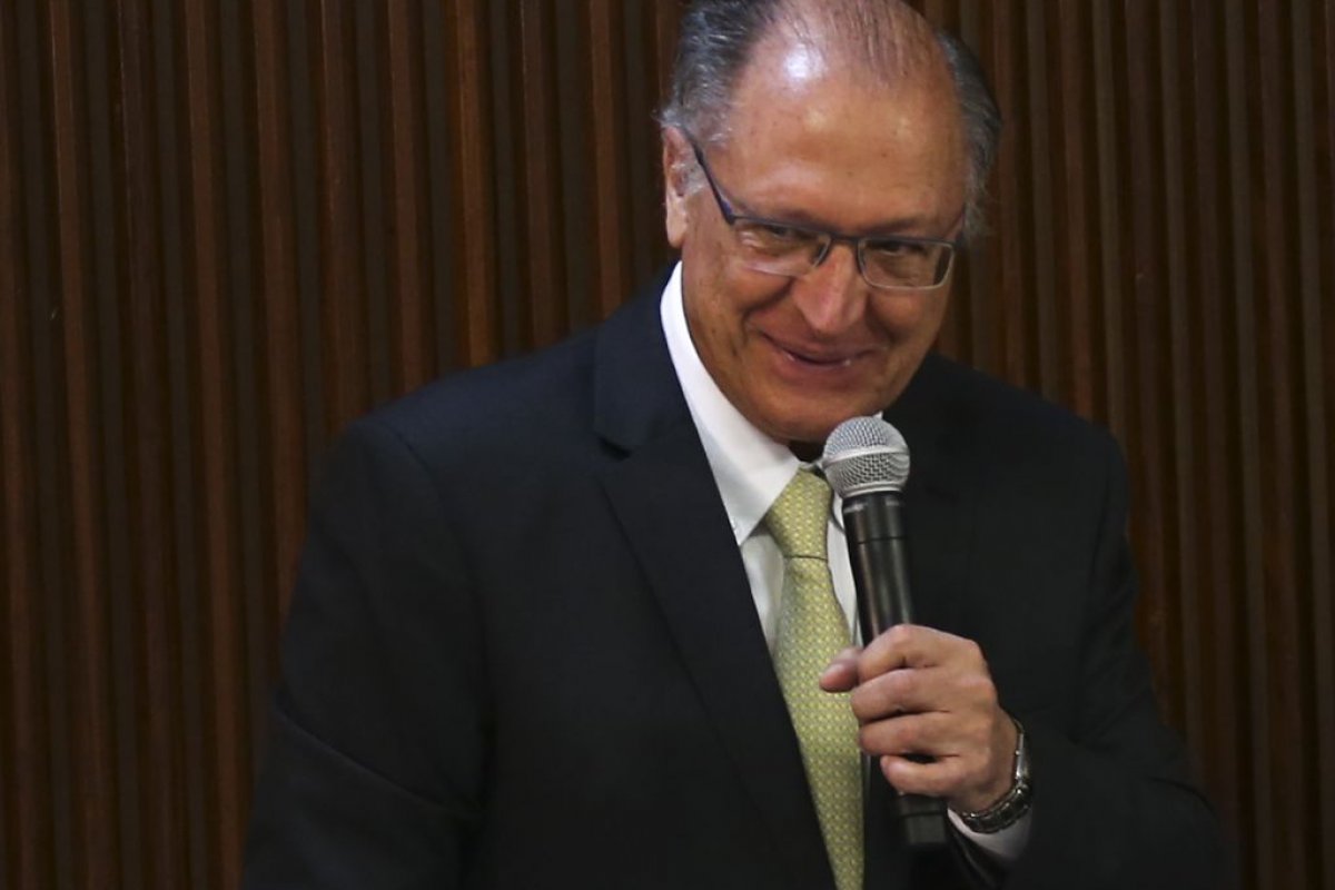 "Porque o juro é tão alto? É cunha fiscal ?", diz Alckmin em defesa de juros mais baixos