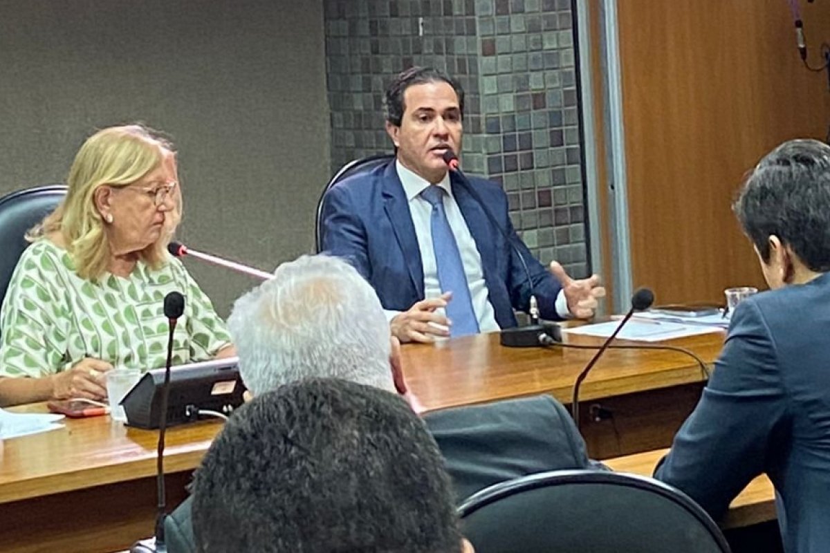 "Não existe diferença entre homem e mulher na disputa ao cargo", afirma Tom Araújo em sabatina