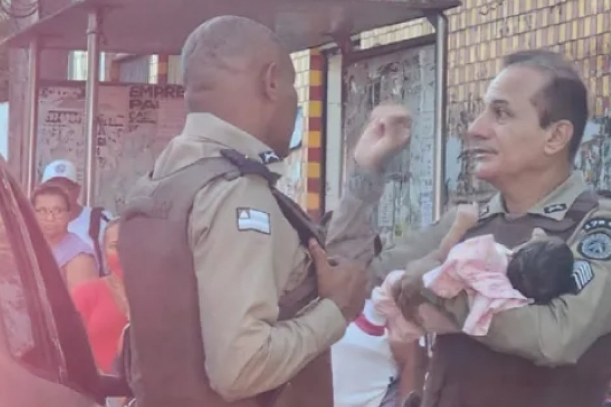 Bebê resgatada por policiais após ser encontrada sozinha em casa é devolvida à família