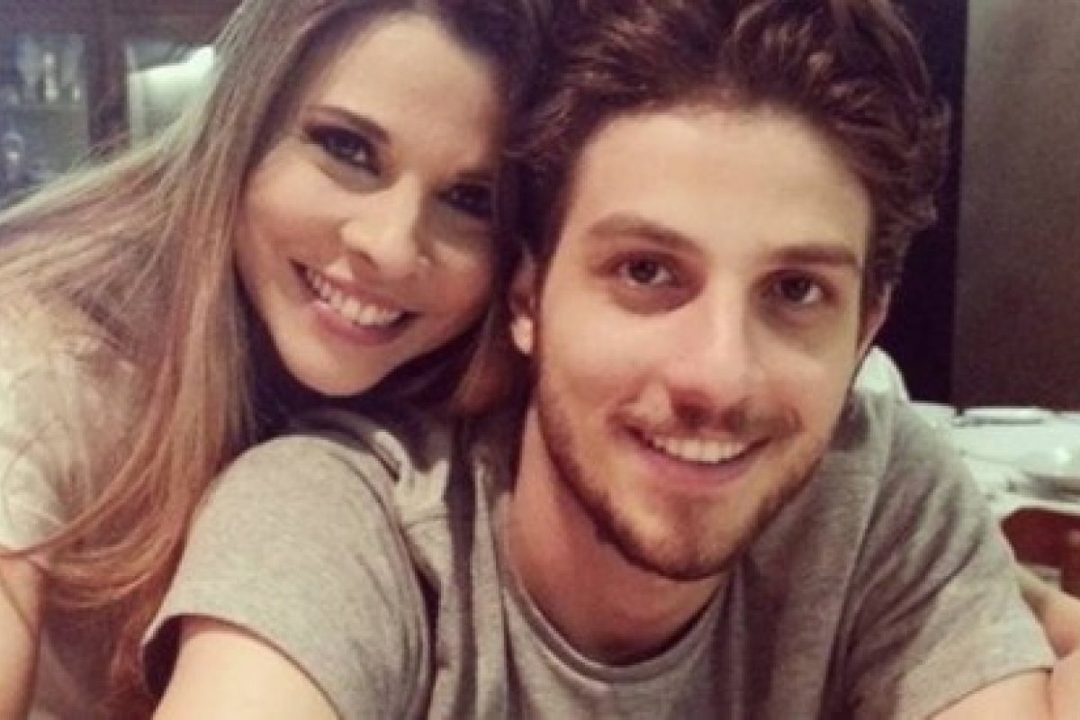 Mãe do ator Chay Suede se forma em jornalismo