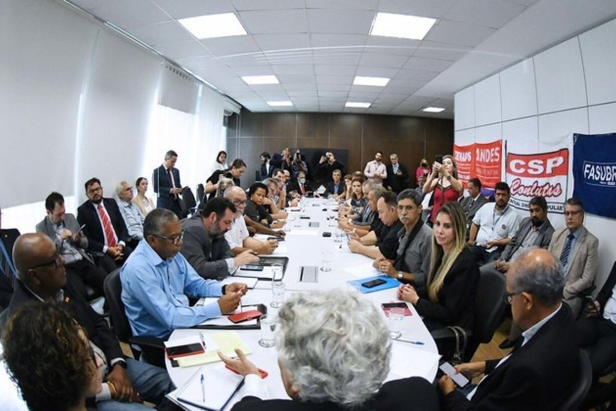 Governo Lula cancela reunião sobre reajuste com servidores que organizam protesto