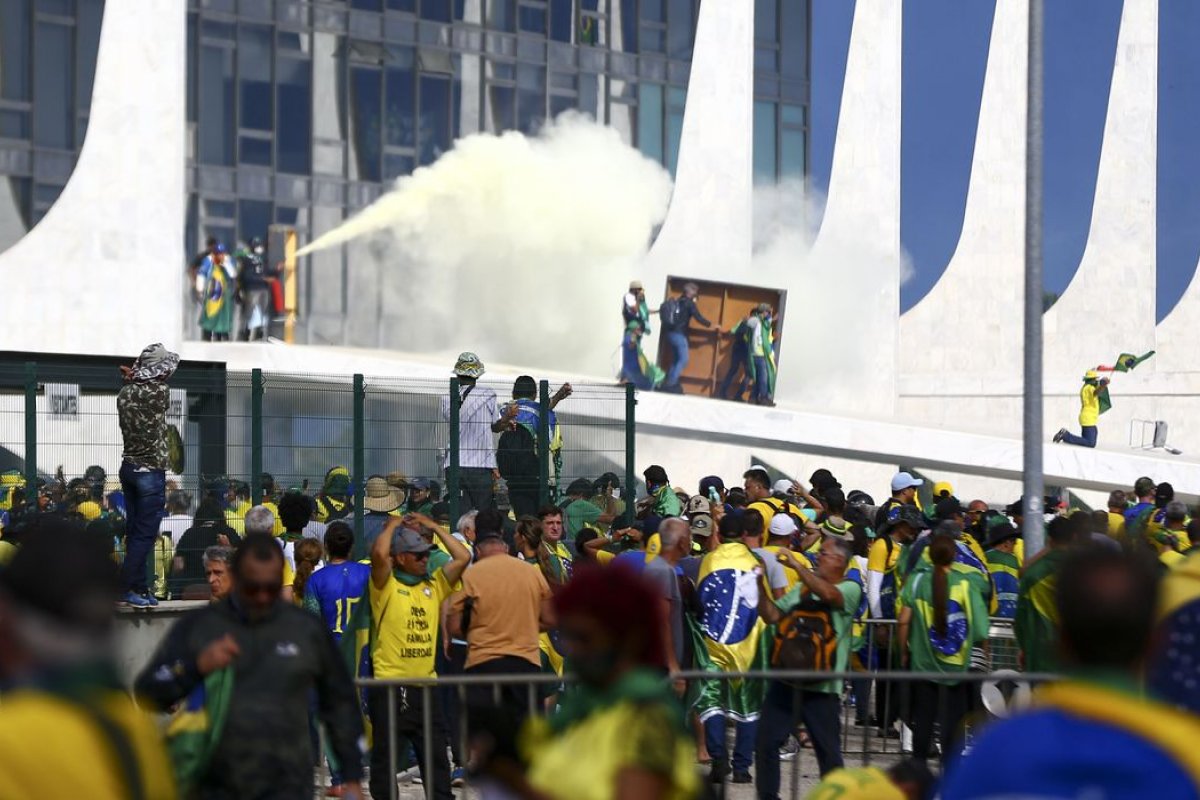 Polícia Federal cumpre mandados em MG e PR para identificar participantes de protestos em Brasília