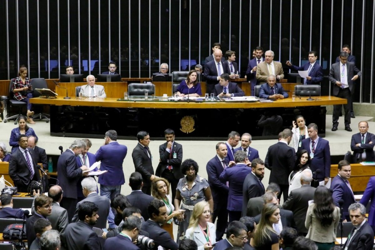 Deputados aprovam texto-base de projeto que muda regras do ISS