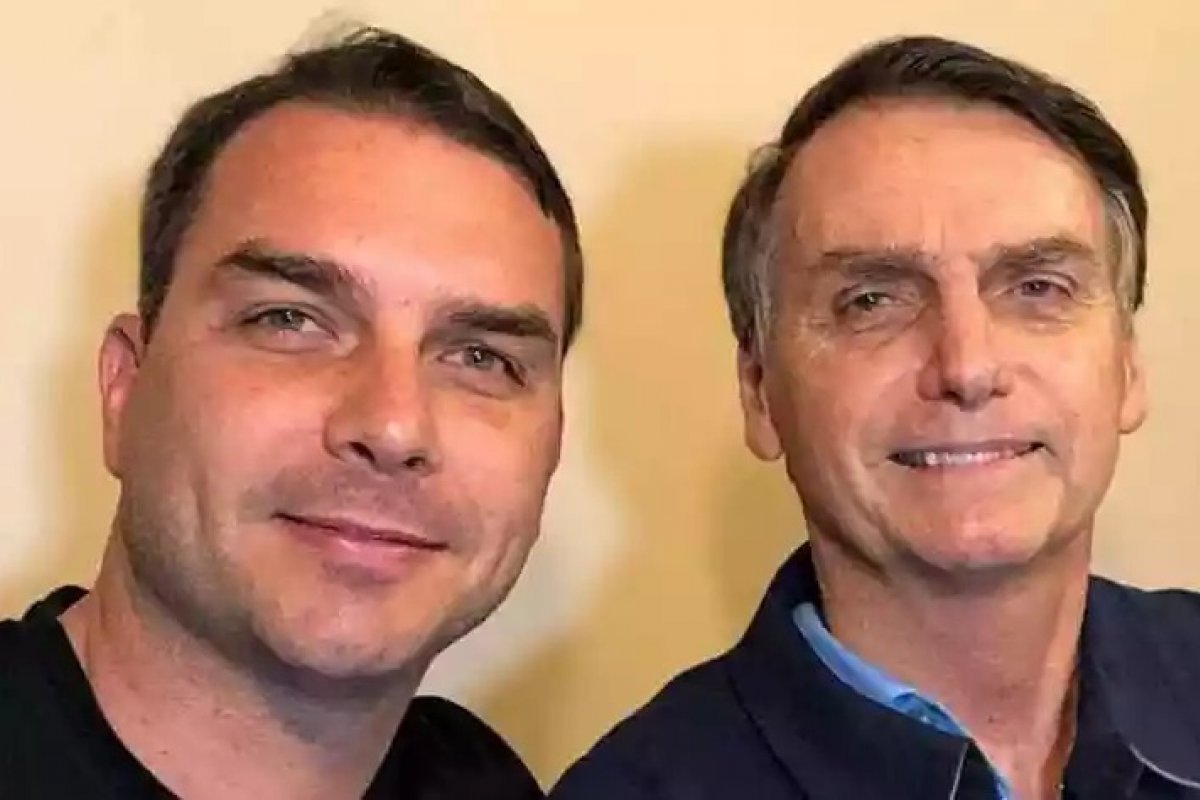 Flávio anuncia volta de Bolsonaro ao Brasil dia 15, mas recua minutos depois