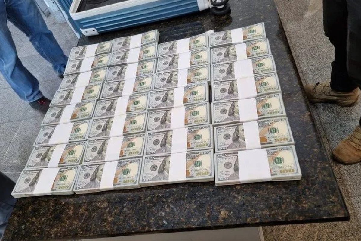Homem é preso com US$ 300 mil em fundo falso de mala no Aeroporto de Foz do Iguaçu