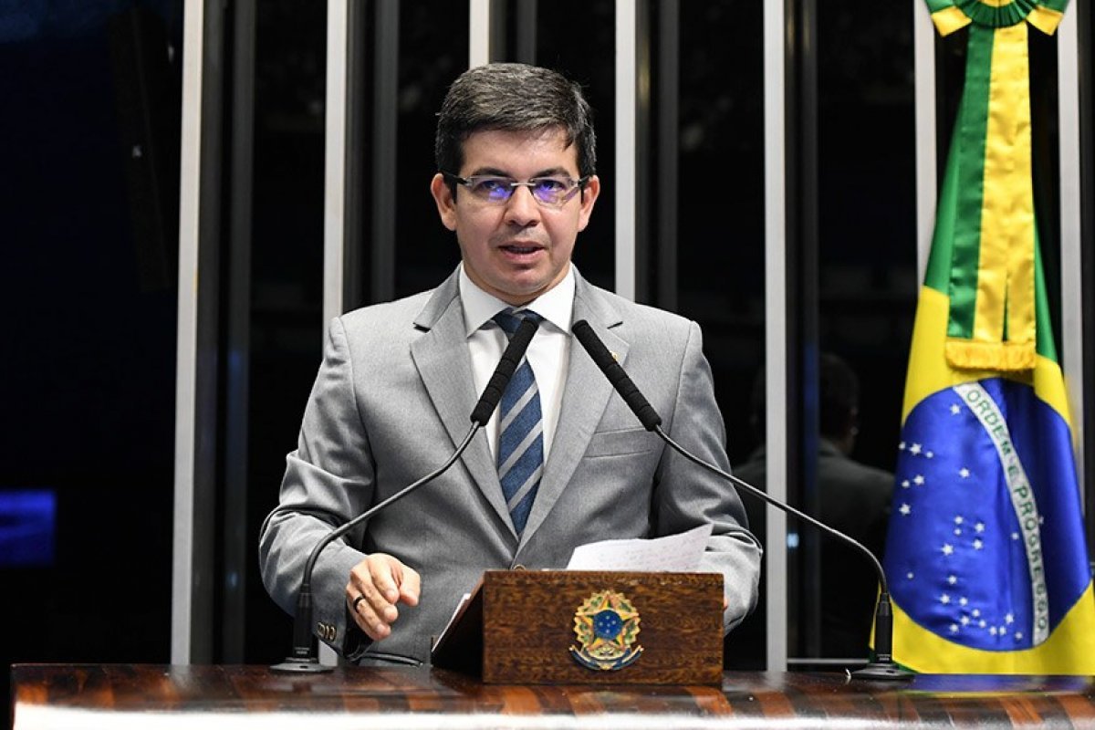 Randolfe é massacrado no Twitter ao postar convite de lançamento de livro da CPI da Covid