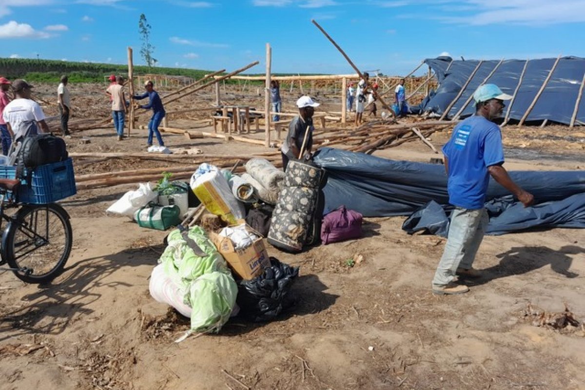 MST desocupa mais duas terras de empresa de celulose em Teixeira de Freitas e Caravelas