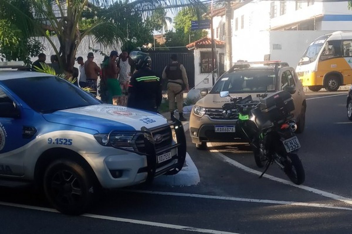 Uma mulher morreu e um homem ficou ferido após tiros no Farol da Itapuã 