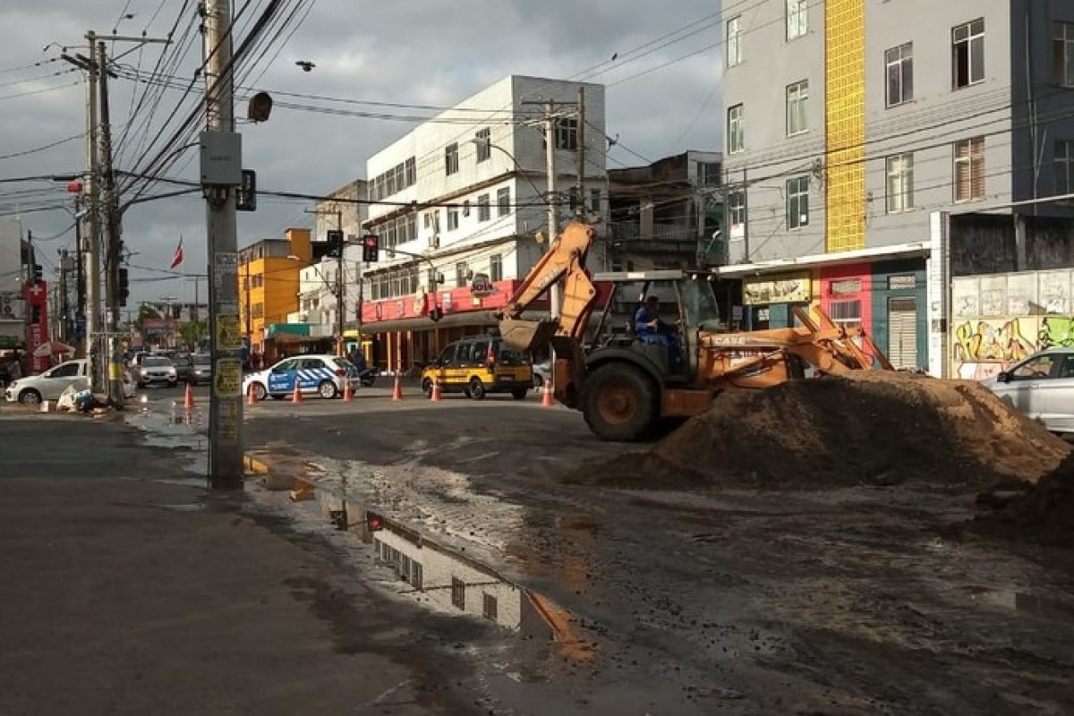 Vazamentos de água na Sete Portas e Caminho de Areia deixam trânsito lento em Salvador