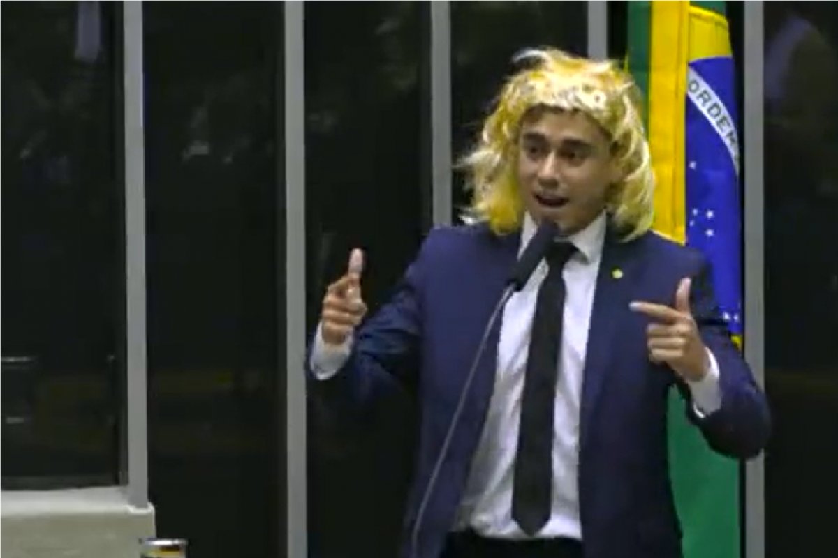 Vídeo: Nikolas Ferreira coloca peruca e critica mulheres trans em sessão na Câmara dos Deputados