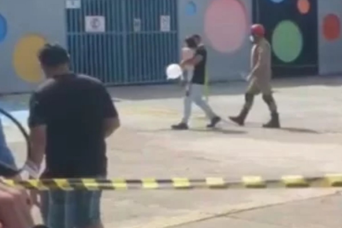 Após roubar carro, sequestrador liberta criança de 3 anos depois de 14 horas no veículo; mãe segue refém