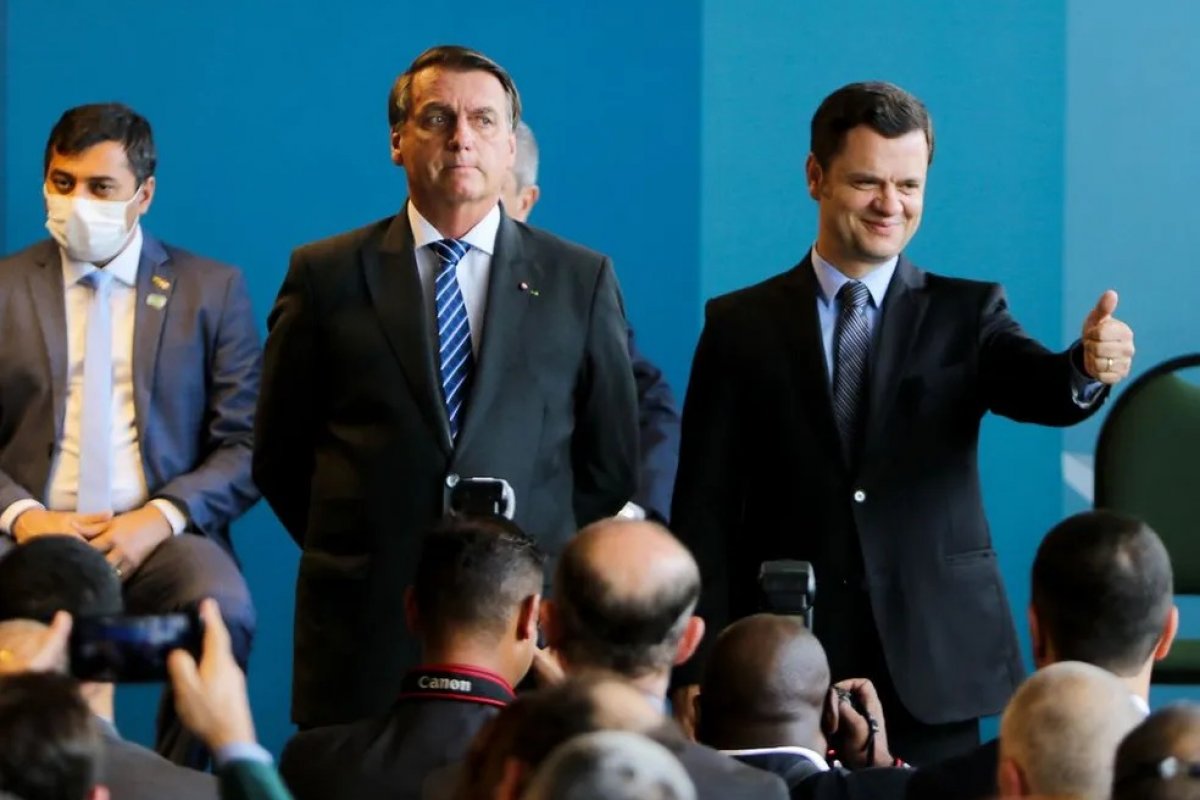 Corregedor do TSE pede aval de Moraes para ouvir Torres em ação contra Bolsonaro