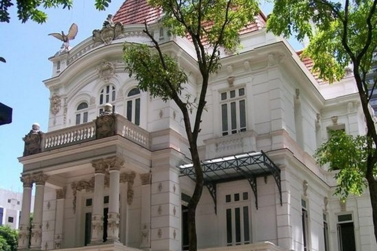 Ciclo de conferências sobre a obra de Juarez Paraíso acontece no Palacete das Artes