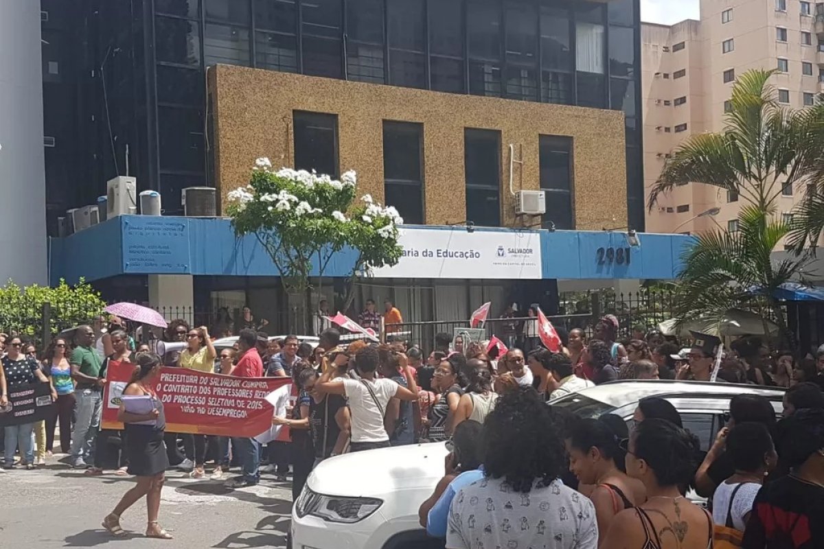 Professores da rede municipal realizam manifestação contra demissão de Redas