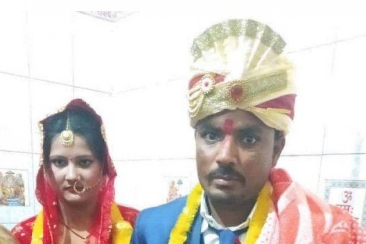 Após serem traídos e abandonados por cônjuge, homem e mulher se casam na Índia