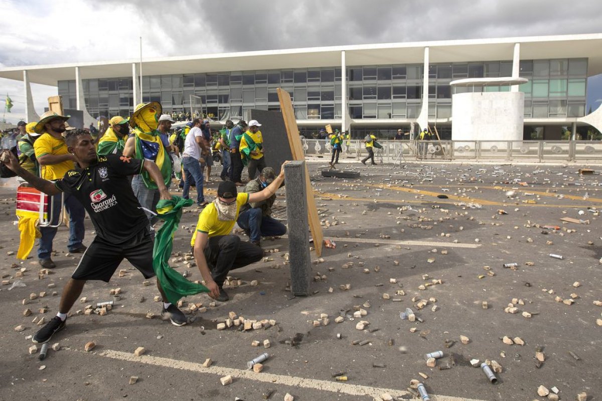 Câmara dos Deputados vai comprar R$739,8 mil em armamento não letal, sem licitação