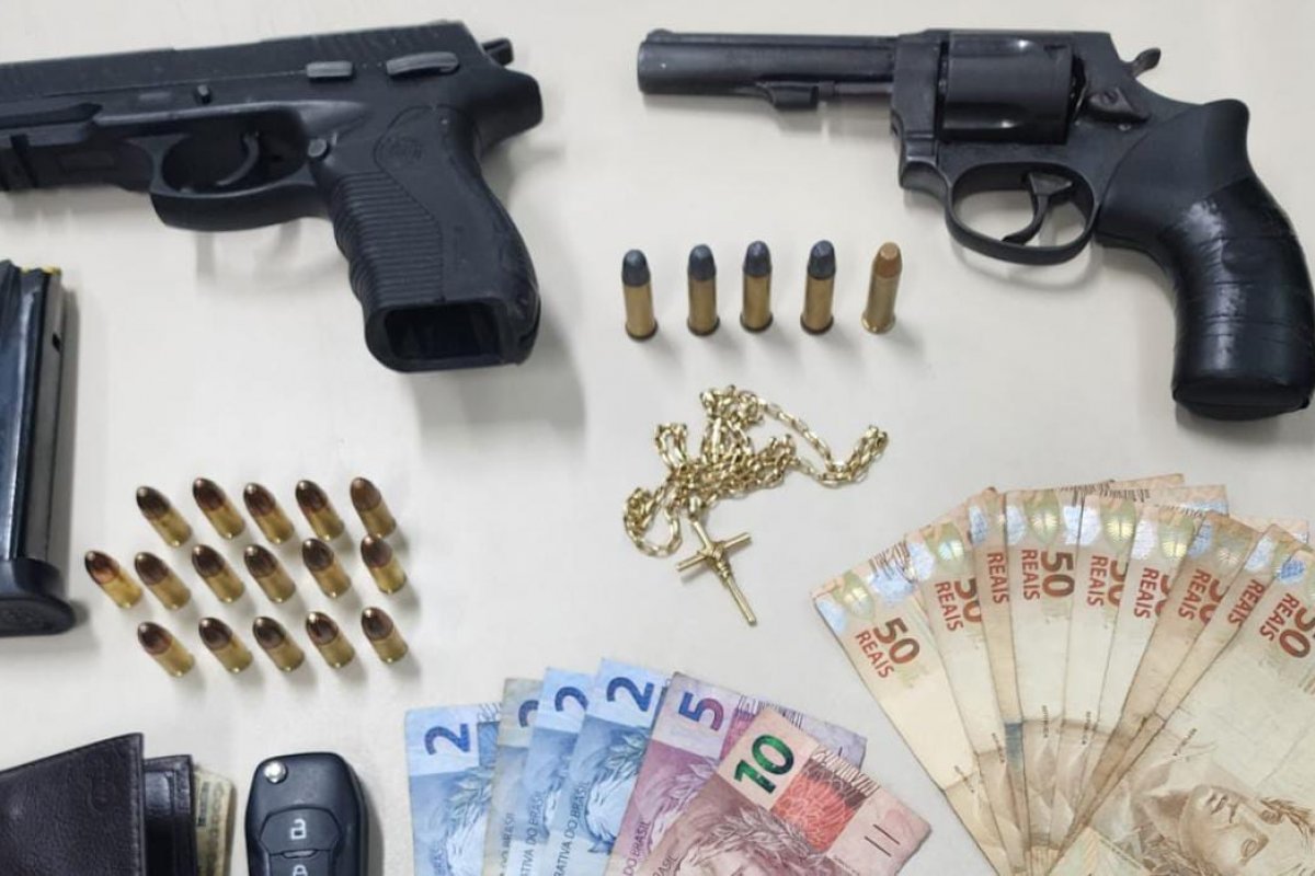 Dois homens armados são presos e um veículo roubado é recuperado pela PM na Pituba