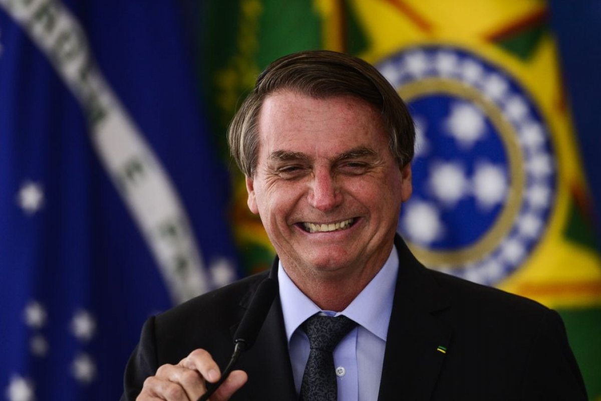 Acervo pessoal de Bolsonaro com joias de sauditas também inclui 74 facas