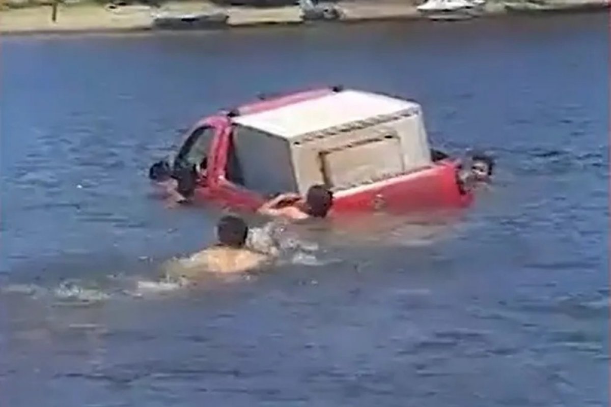 Carro é arrastado por correnteza de rio no extremo sul da Bahia
