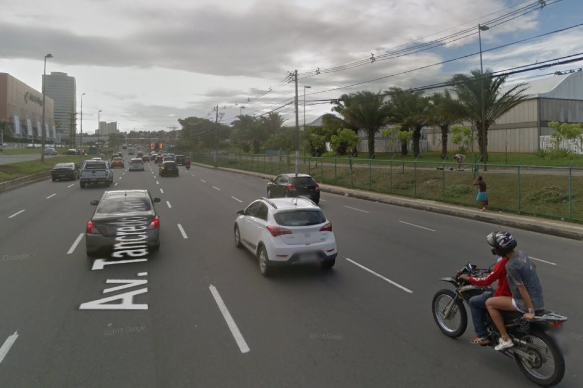 Engavetamento envolvendo quatro veículos deixa uma vítima na Tancredo Neves