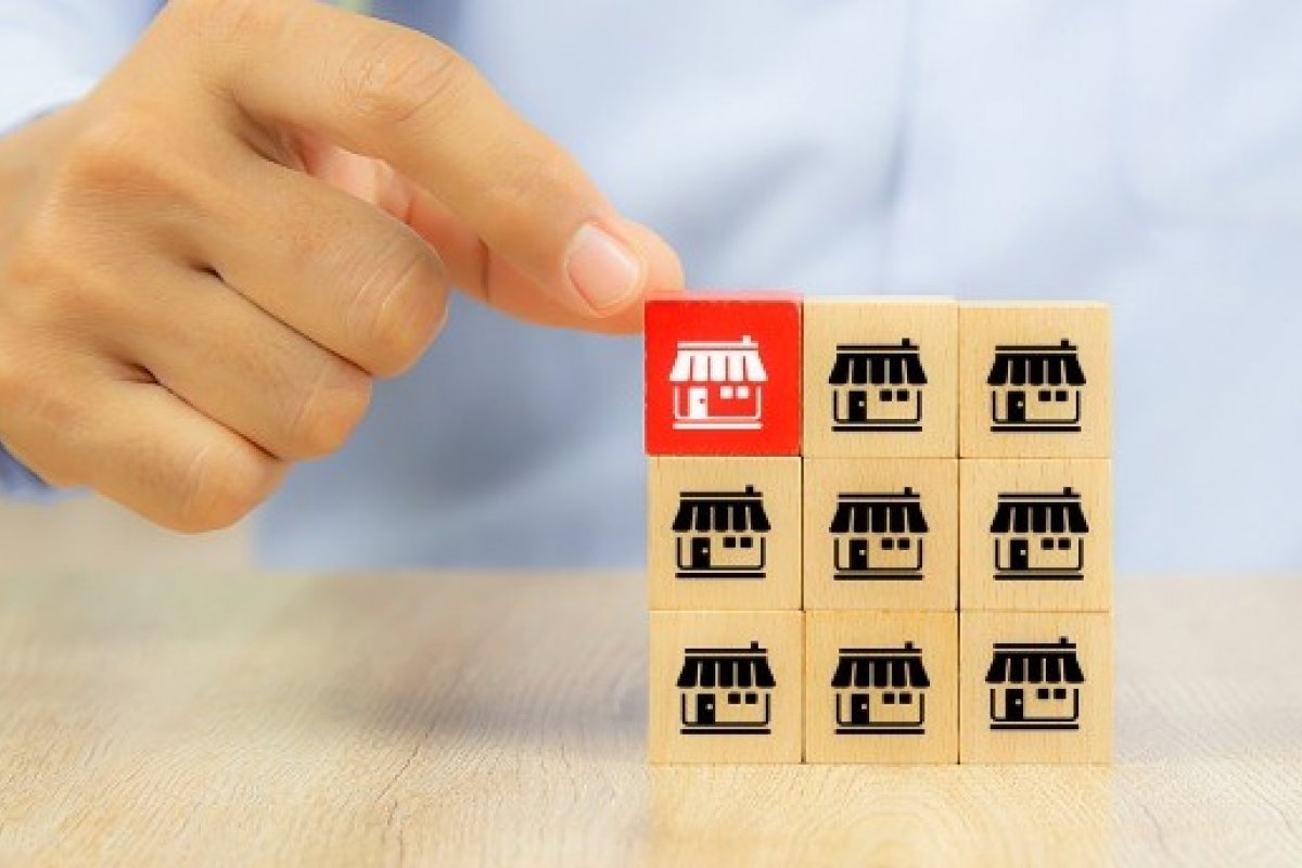 Mercado de franquias fatura mais de R$ 200 bilhões no ano passado e economista dá dicas para quem quer investir na área em 2023!