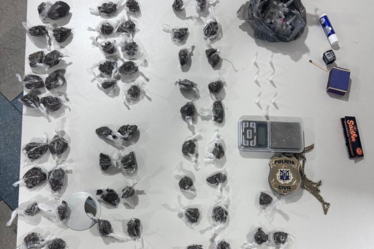 Polícia apreende drogas e prende três pessoas em Camaçari