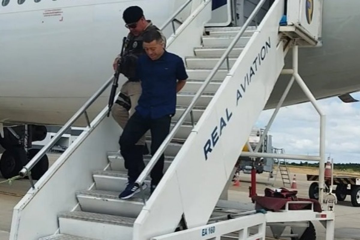 Homem procurado em São Paulo por tráfico de drogas é preso dentro de avião da Bahia