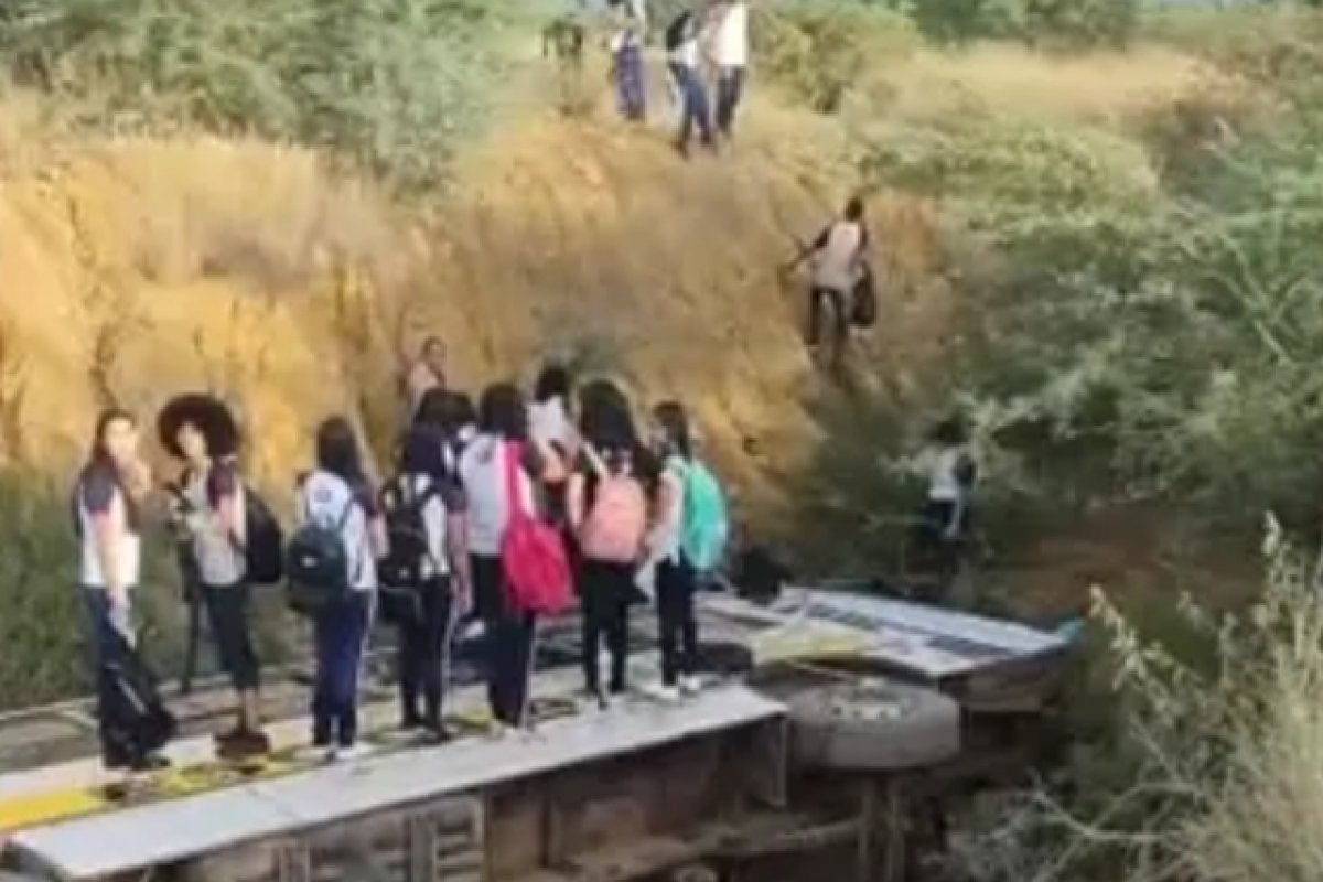 Ônibus com estudantes tomba em Juazeiro, no norte da Bahia