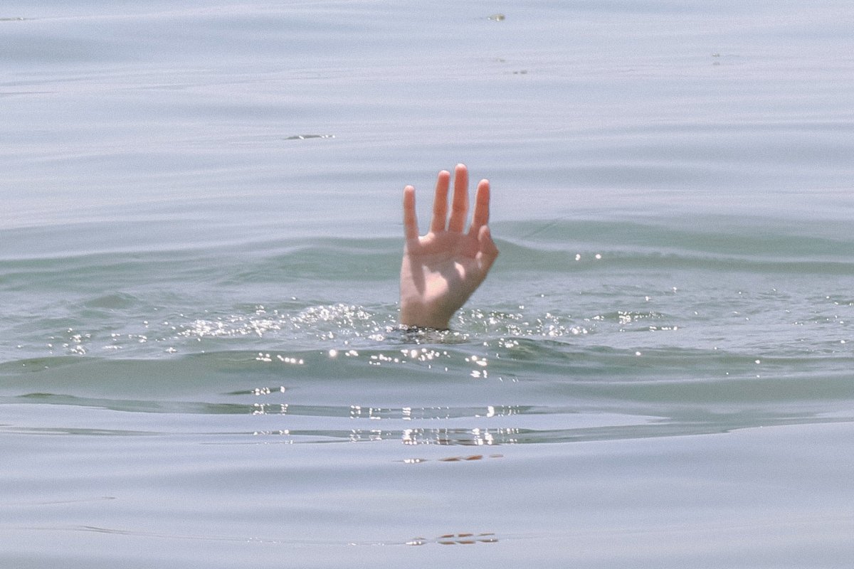Criança morre afogada ao cair em tanque de criação de peixes na Bahia