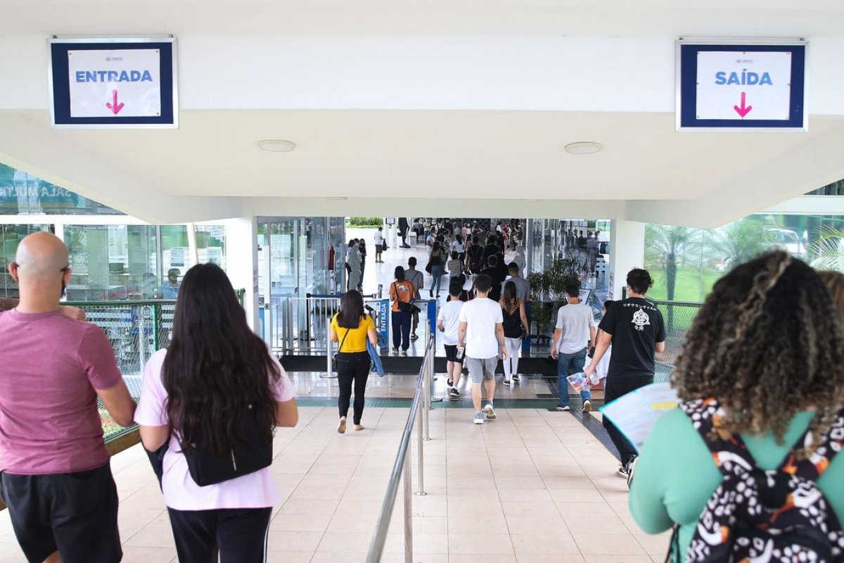 Pessoas com 40 anos ou mais ainda são minoria nas faculdades brasileiras