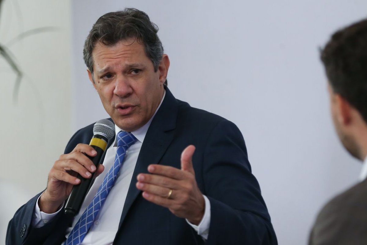 Haddad diz que ainda não tem informações suficientes sobre o impacto causado pelo colapso de bancos nos EUA