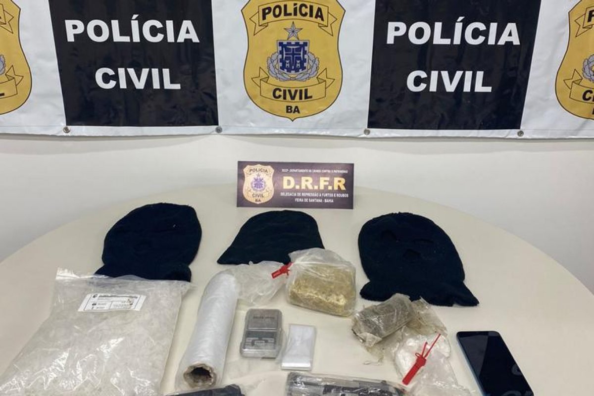 Homem e adolescente são presos acusados de roubar moto em Feira da Santana