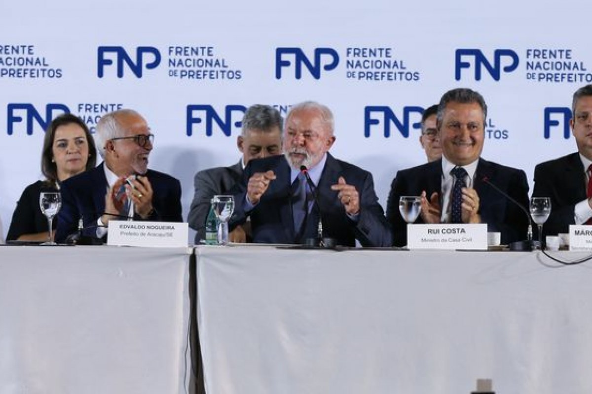 Lula promete investimento de R$ 23 bilhões em obras no 1º ano de governo
