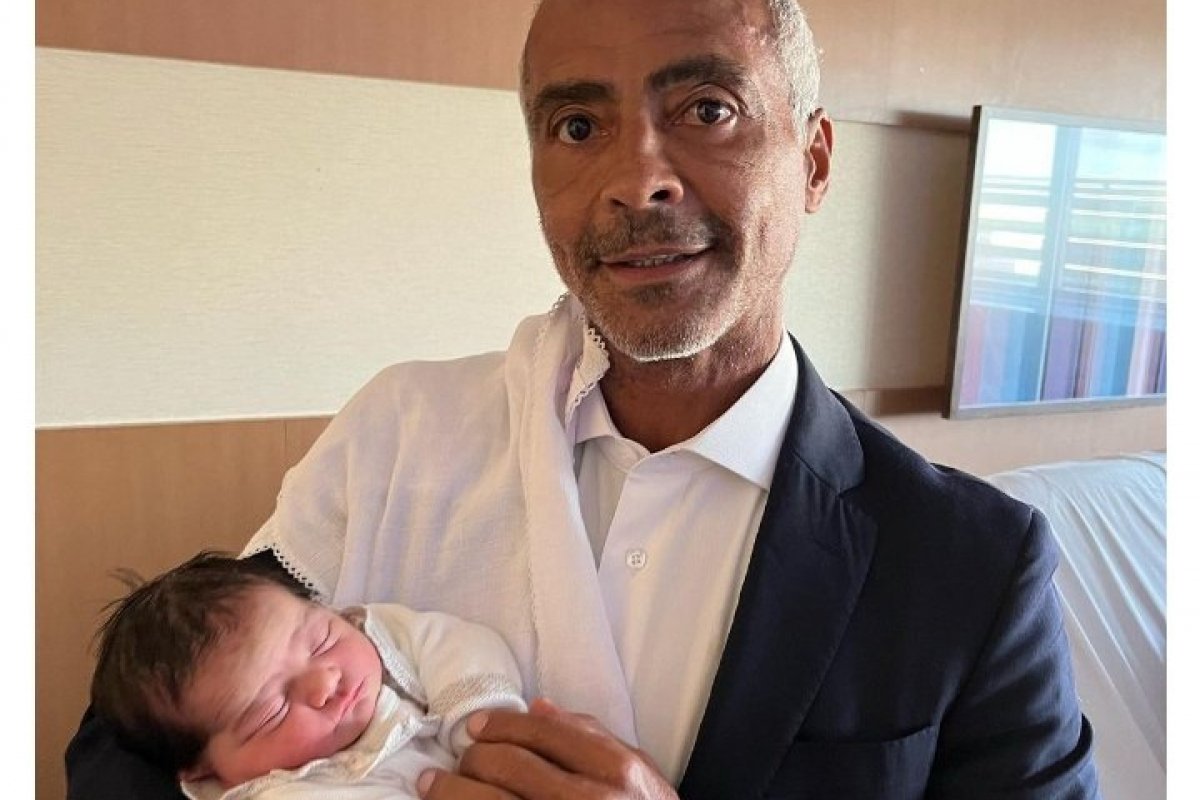 Romário mostra neta recém-nascida na maternidade!