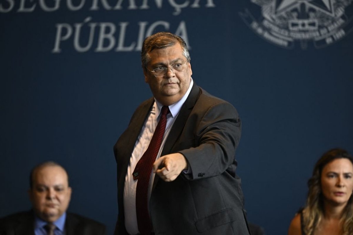 Flávio Dino pede à PF que investigue possíveis irregularidades na Abin