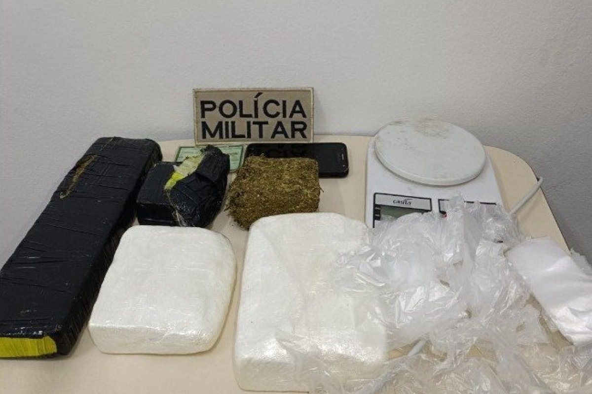 PM apreende 2,7 kg de maconha e cocaína no sul da Bahia