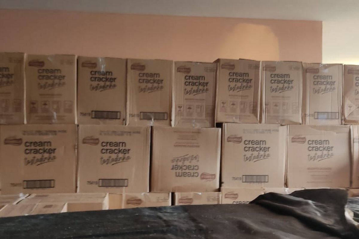 Homem é preso por adulterar validade de 12 mil pacotes de biscoitos em Feira de Santana