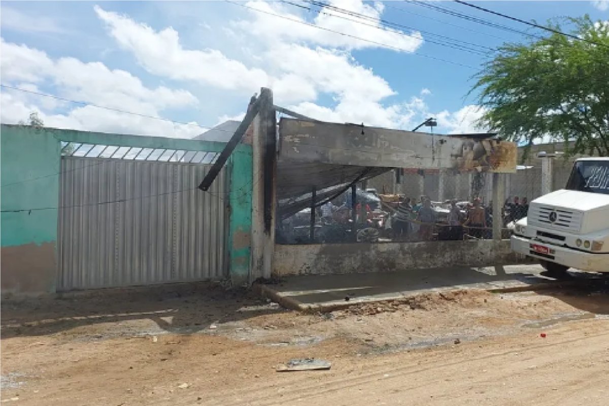 Incêndio atinge desmanche de carros no município de Poções (BA)