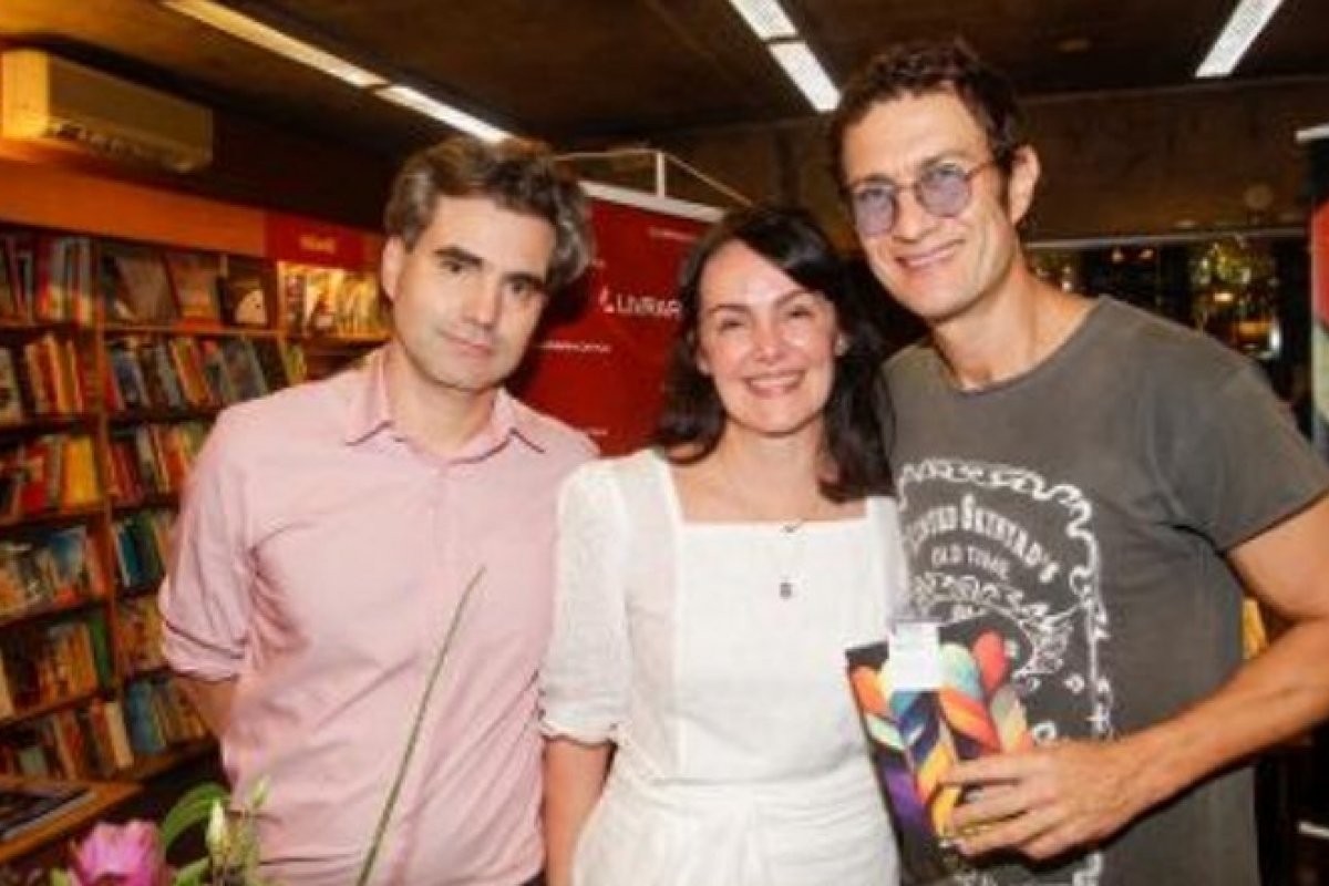 Ator Gabriel Braga Nunes prestigia o lançamento do livro de Carolina Delboni, na Livraria da Vila!