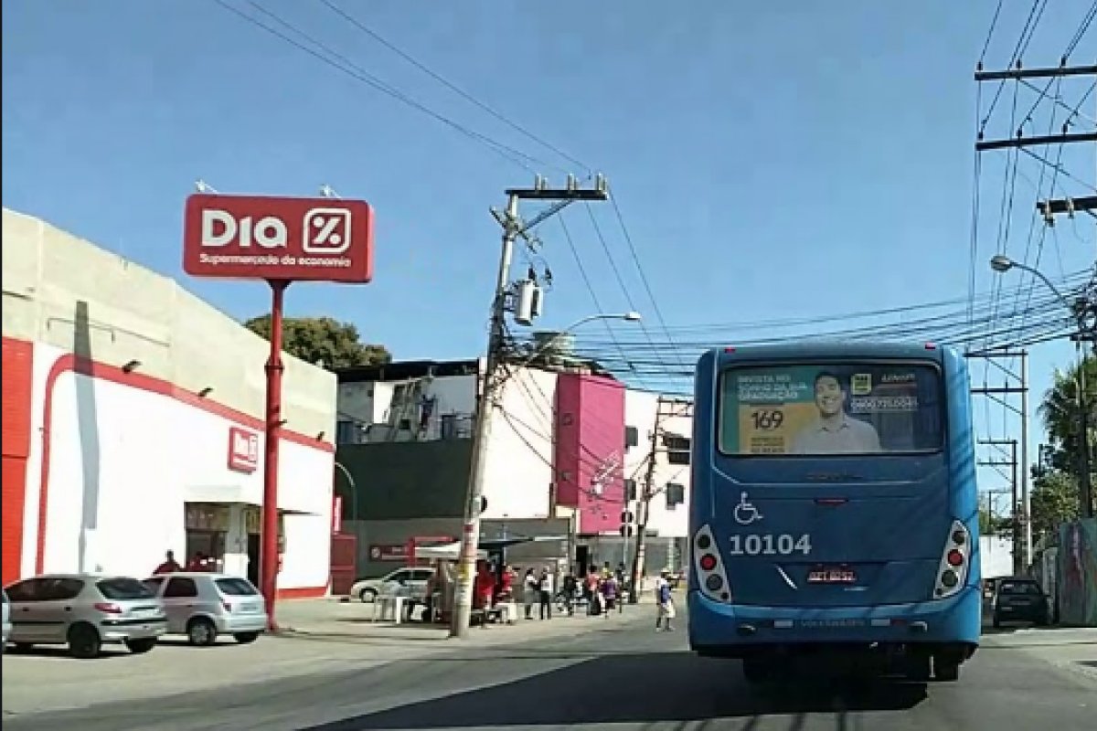 Manifestantes bloqueiam a Avenida Aliomar Baleeiro nesta quarta-feira (4)