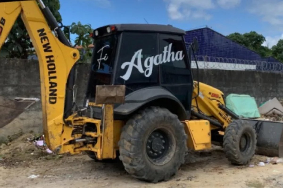 Retroescavadeira furtada em garagem da prefeitura de Vera Cruz (BA) é encontrada